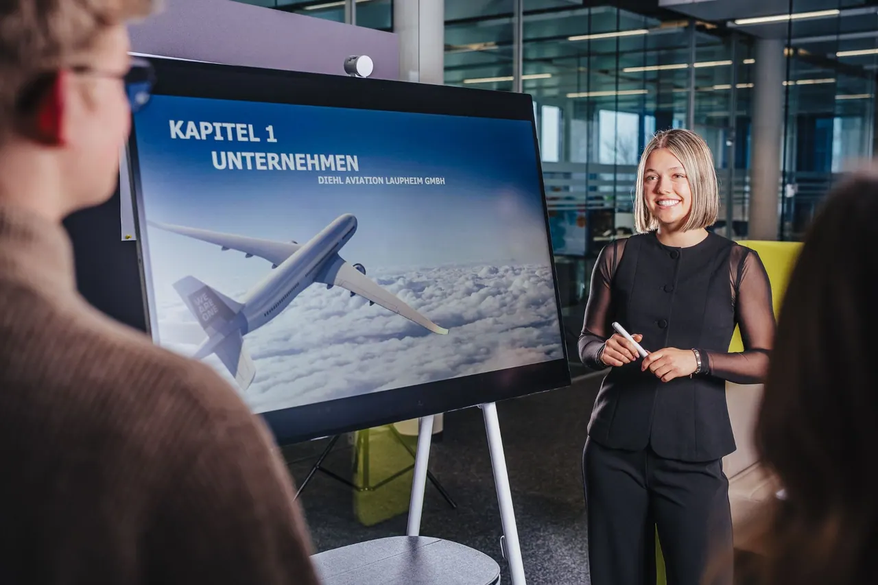 Eventfotografie — lachende Gästin bei Firmenfeier